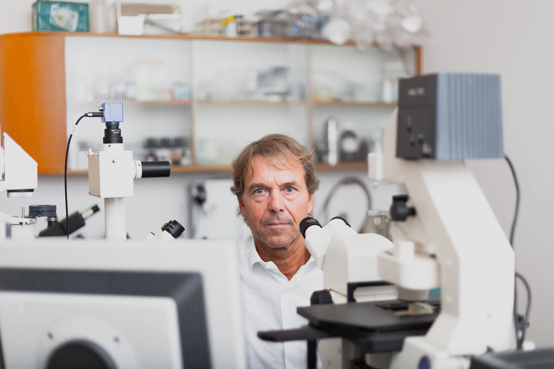 Il Dr. Alberto Foglia al microscopio nel suo studio