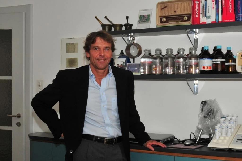 Un giovane Alberto Foglia nel suo studio