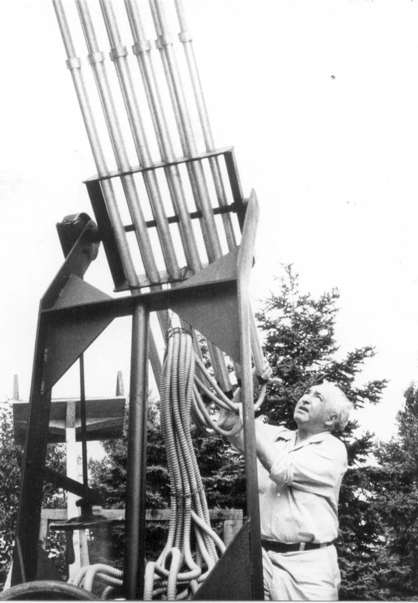 Wilhelm Reich accanto a una apparecchiatura sperimentale